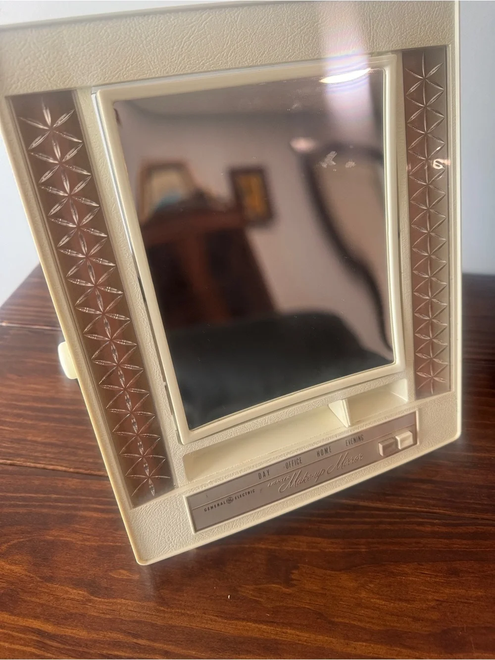 Vintage General Electric Lighted Make-up Mirror 2 Sided Four Settings GE B2IM-1